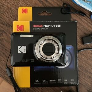 KODAK PIXPRO FZ55 DIGITAL CAMERA - 16MP - W/Adapter and case!